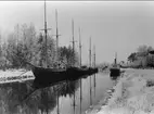 Rödesund, parti från Göta kanal, vinterliggare före år 1905. Neg och glasneg finns.