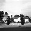 Teaterbio syns här till höger, fotograferat från Storgatan. I förgrunden grindstolparna vid infarten från Storgatan till Järnvägshotellet som revs 1973. Förstoringar 23 x 23 och 29 x 40 cm. finns. Neg finns. Foto: Anders Åkerberg.