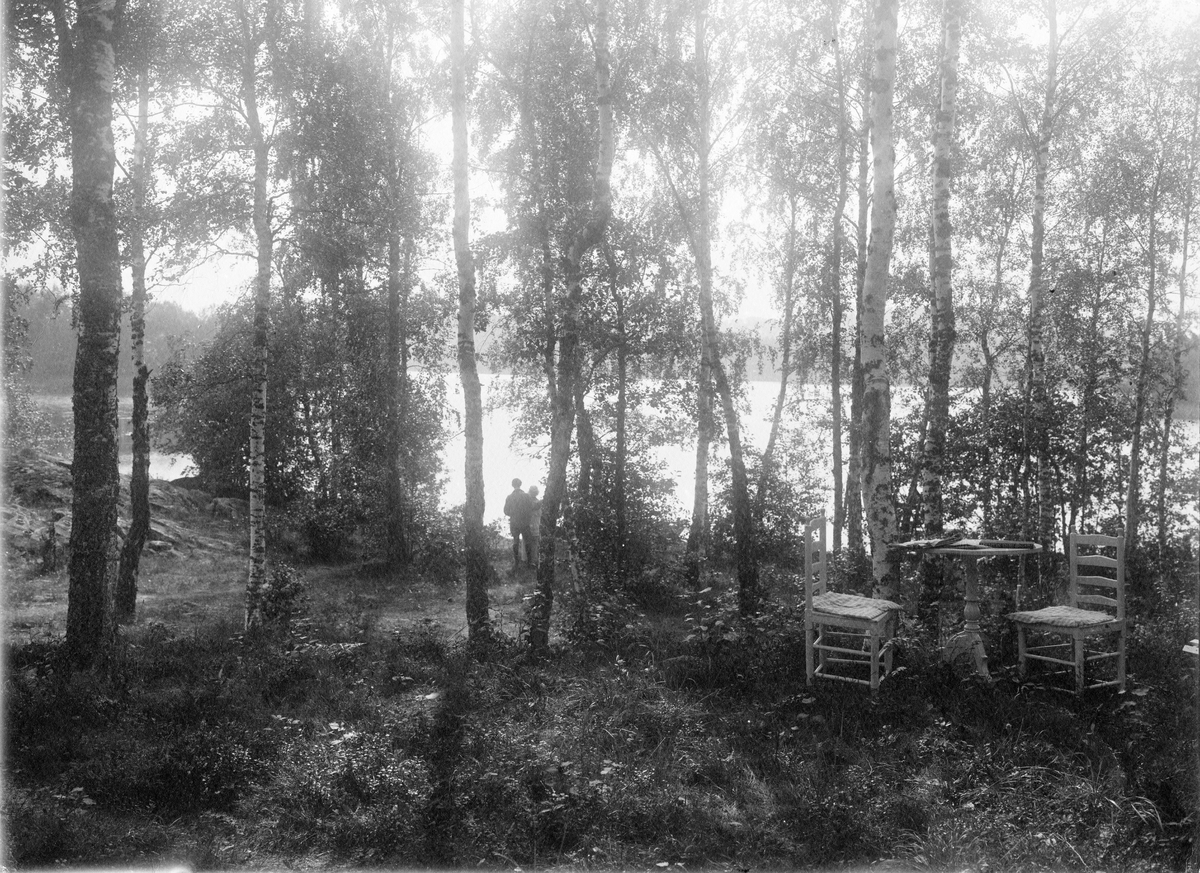 John och Ester Bauer i skogen vid Björkudden intill sjön Bunn utanför Gränna.