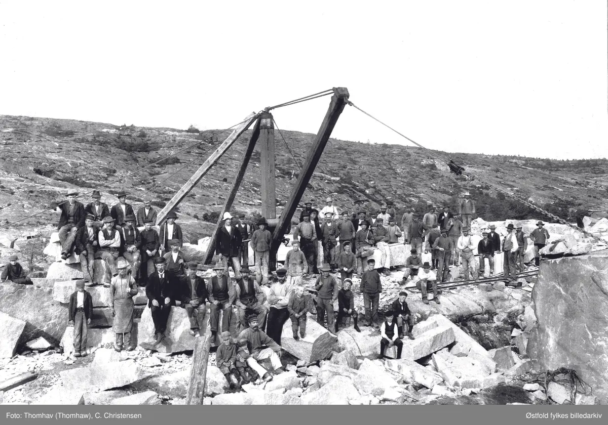 Stenhoggere på Sand, Spjærøy, Hvaler ca 1910,
Dette var den  første krana på Sand. Ingen navn, 62 personer,