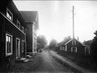 Parti från Åsen, genomfartsvägen genom samhället, omkr 1924. Neg och glasneg finns. Foto: A Sjöberg.