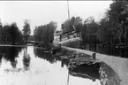 Göta kanal. Parti från Forsvik, passagerarbåten Baltzar von Platen passerar. Förstoring 16 x 23 cm finns. Neg och glasneg finns. Foto: A Sjöberg.