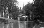 Göta kanal. Parti från Forsvik, passagerarbåten Ceres passerar. Foto: Axel Sjöberg.