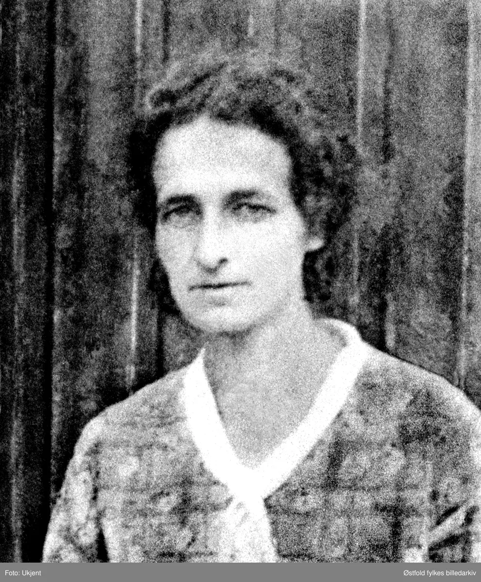 Skoleklasse ved Neaskog skole i 1933 med deres lærerinne frk. Hedvig Monsen. Elevene står ved Kommunelokalet.

1. rekke: 
1. Kamilla Belsby
2. Ruth Bergerud
3. Gerda Gressløs
4. Inger Mørkeseth
5. Ellen Hasle 
6. Ingeborg Sulusnes
7. Aslaug Westgaard
8. Hedvig Monsen

2. rekke: 
1. Åsmund Gressum
2. Einar Gressløs
3. Hans Belsby
4. Thorleif Andersen
5. Bjørn Opstadmo
6. Arve Bergerud
7. Martin Lunde
8. John Lunde

3. rekke: 
1.  Rikard Brenne
2. Dagfinn Handelsby
3. Gunnar Brenne
4. Johannes Lunde
5. Arne Tangen
6. Kristian Lunde
7. Arthur Gressum