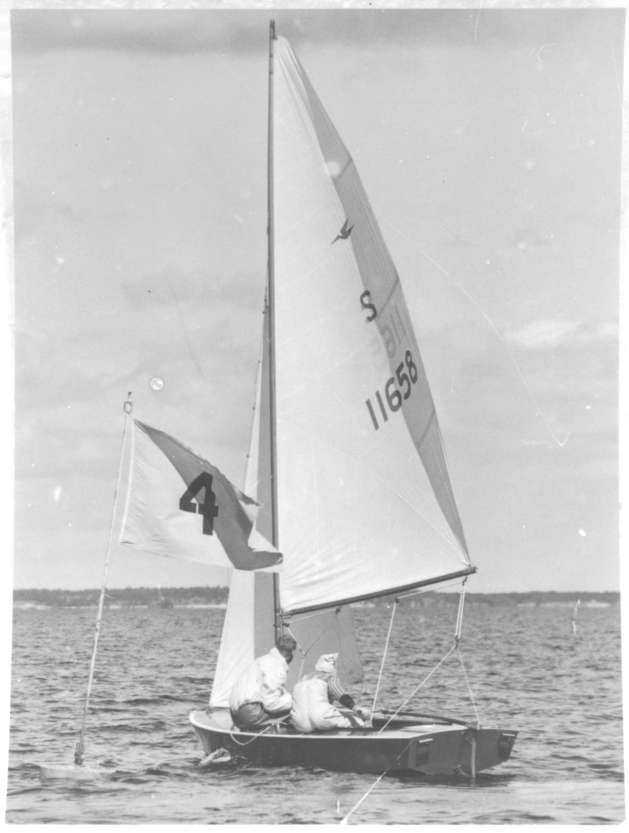 Snipe segelbåt S 11658 rundar märke under kappsegling