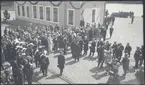 Kung Gustaf V tas emot i Tallinn under sitt statsbesök i Estland 27 juni 1929. Bilden är tagen från pansarskeppet Sverige, från vilket kungen stigit i land.