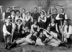 Karlsborgs folkdanslag här i Atelje för fotografering år 1912. I mitten Ekring som bildade sällskapet år 1910. För namn se bilaga till 52147. Finns endast neg.