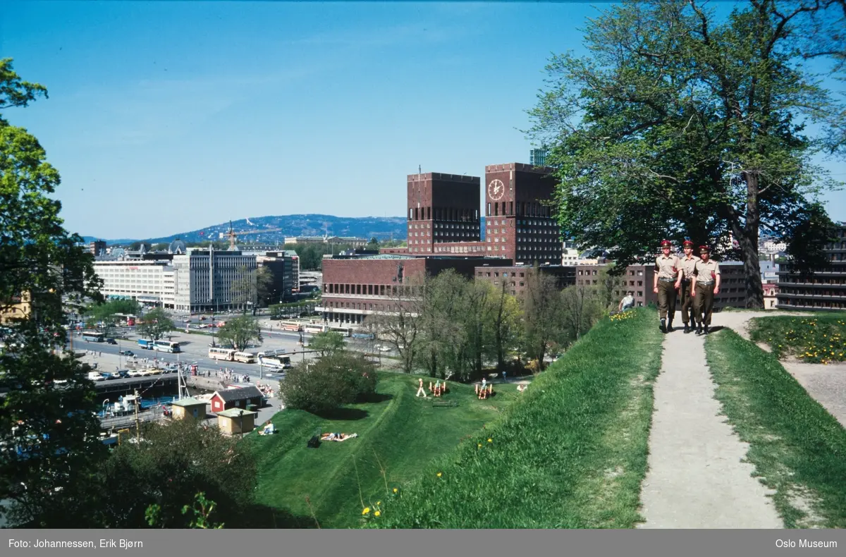 Akershus festning, festningsvoller, utsikt, havn, pappabuene, biler, busser, Rådhuset, kontorbygninger