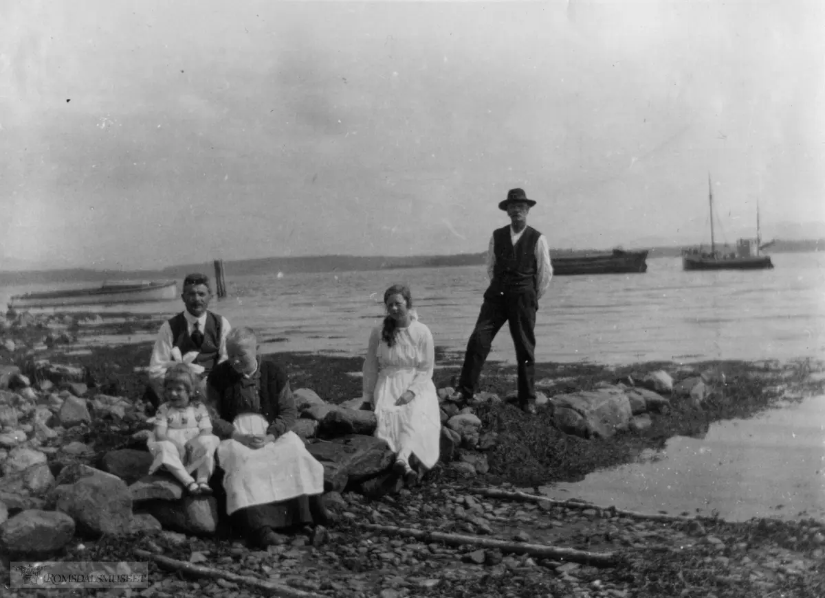 Båtstøa med vòren og lunnane på Strandly kring 1920. Schevik-familien er berre på besøk. Dei budde i byen på dette tidspunktet.