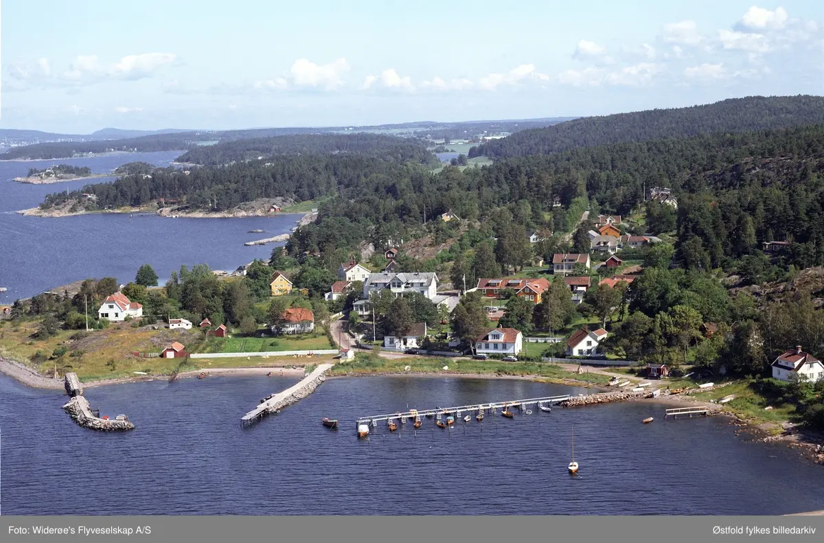 Oversiktsbilde over Røeds Hotell, Larkollen i Rygge med badestrand og brygger.
