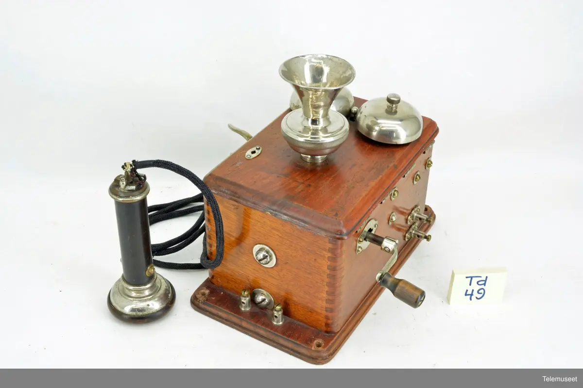 Vegghengt telefon; trekasse med metall deler.