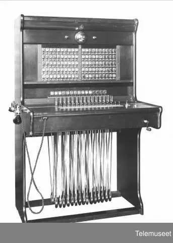 Telefonsentral, magneto kabinettsnorveksler, 100 lj. 29.4.15. Elektrisk Bureau.