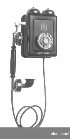 Telefonapparat, automat, veggapparat i stål. Mtlf.hengende. Klokke 1000 ohm. Elektrisk Bureau.