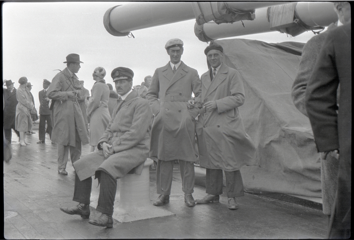 Från flottuppvisningen utanför Göteborg 1929. Sjöofficerare och civilister på däcket till pansarskepp. De stående männen i bildens mitt har av Berger uppgivits heta Westman och Sundberg, deras identitet är dock oviss.
