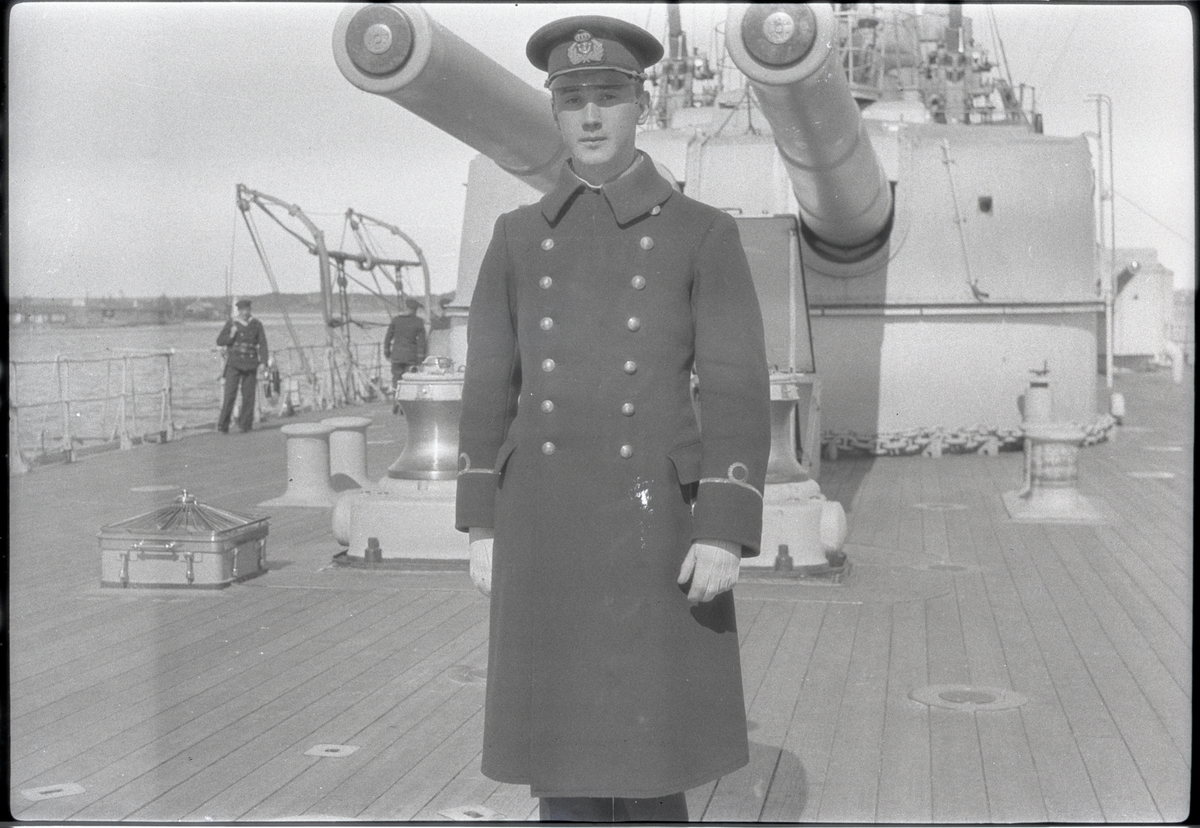 Vakthavande officer Gunvald Berger fotograferad 1 april 1929 på däcket till pansarskeppet Sverige.