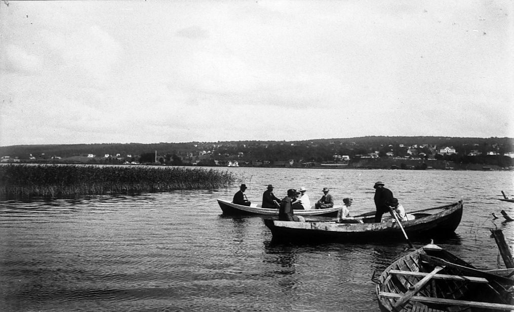 Flobybor besöker Brunnsnäs vid Ulricehamn. Man rodde eller åkte motorbåt från Ulricehamn till Brunnsnäs.