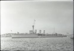 Den brittiska lätta kryssaren HMS COMUS fotograferad på Strö