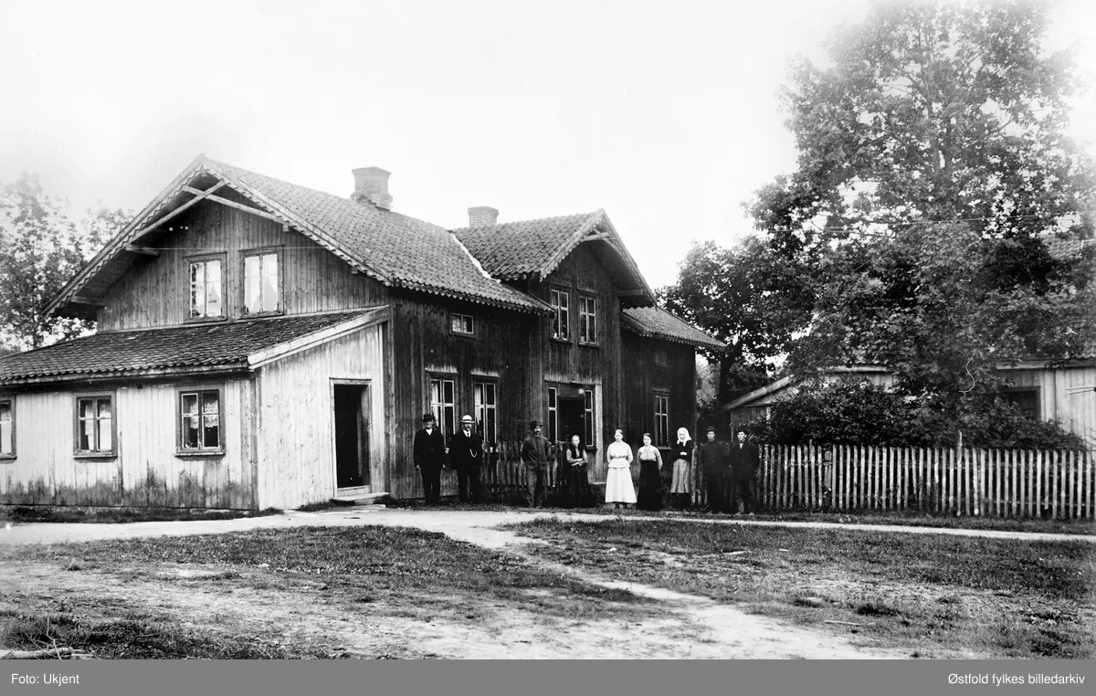 Gopperud gård i Trøgstad ca. 1905. Personene på bildet er ukjente.

Trøgstad poståpneri, på gården Gopperud, i Trøgstad prestegjeld, Rakkestad, Heggen og Frøland fogderier, Smaalenene amt, under Frederikshald postkontor, ble opprettet ved Kgl.res. 6.5.1840, med virksomhet fra 22.6.1840. Poståpneriet ble antakelig lagt under Sarpsborg postkontor i 1843.I 1902 ble poståpneriet flyttet til Skjønhaug. 