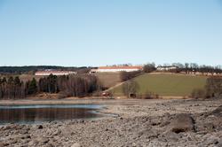 Utsikt fra holmen mot Hovinsholm gård, Helgøya, Hedmark.