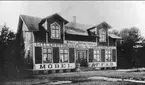 Rödesund, Paul Johanssons affär, möbel- och färghandel år 1905 med tillbyggnad år 1911. Låg där nuvarande Centrumhuset vid Strandvägen - Storgatan nu ligger. Byggdes 1885 och revs omkr 1950. Förstoring 26 x 40 cm. Neg finns.