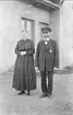 Forsvik, brovakten Alexander Ericsson och Augusta Pehrsdotter utanför slussvaktarbostaden år 1922. Förstoring 45 x 34 cm. Neg finns.