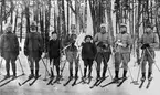 Skidutflykt ing 2 1922. Från vänster Jagart, Löfgren, Karl-Otto Forsberg, Bent Sterling, Stillert, Alm (broder till första vasloppsegraren) och även några barn. Förstoring 25 x 40 cm. Neg finns.