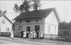 Rödesund, exteriör, Klingvalls urmakeri Strandvägen 47. Omkr 1910 - 1915. Från vänster Lovisa Hagberg sömmerska, sergeant Nordin inneboende med familj, okänd, Ciri Klingvall med dottern framför sig, Hildur kusin till Klingvalls med Märta Klingvall framför sig och slutligen Alfred Klingvall med fru Emelia. Neg finns.