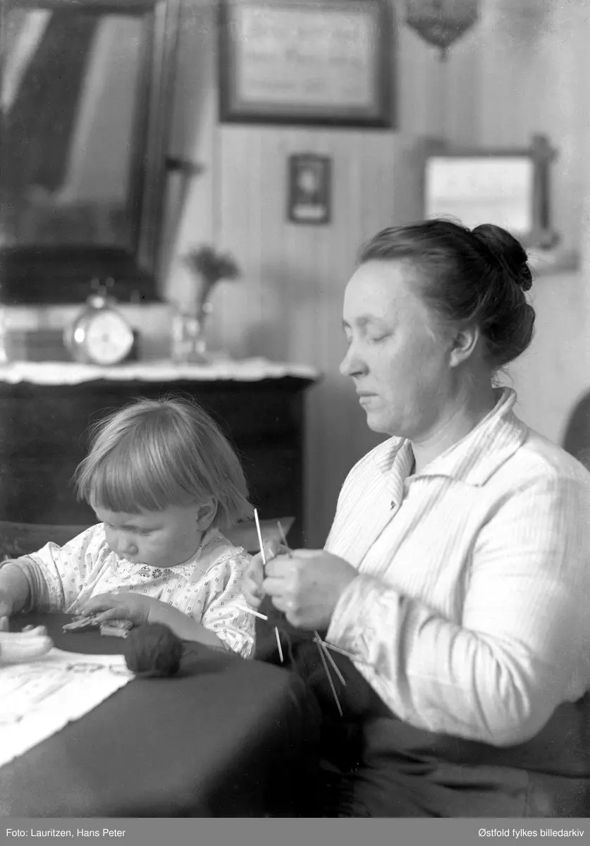 Marie Lagertha Lauritzen strikker med Dagar Lauritzen ved sin side.
Hollenderberget i Moss, ca 1920.