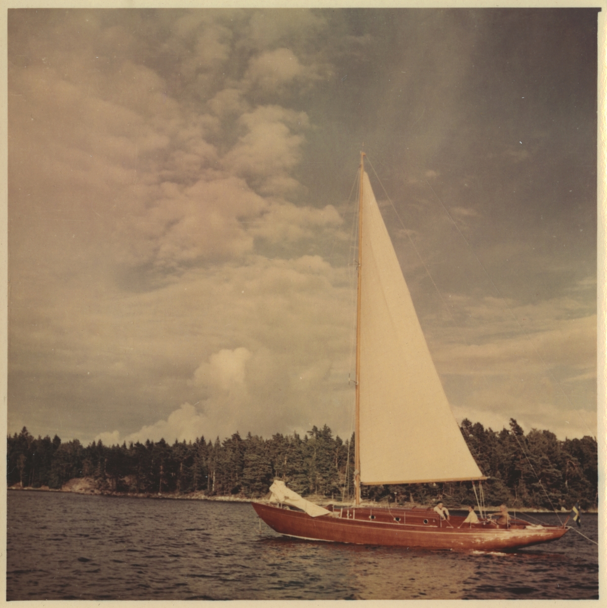 Segelbåten Elsi-Anne är ute och seglar.