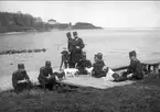 Karlsborg, infanteriskolan 1897 - 1898. Militärer med hundar vid Vätterns strand.