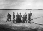 Karlsborg infanterivolontärskolan år 1897 - 1898, militärer med damer vid Vätterns strand.