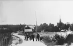 Mölltorp, Järnvägsgatan, i bakgrunden gamla skolan. Förstoring 29 x 40 cm. Neg finns.