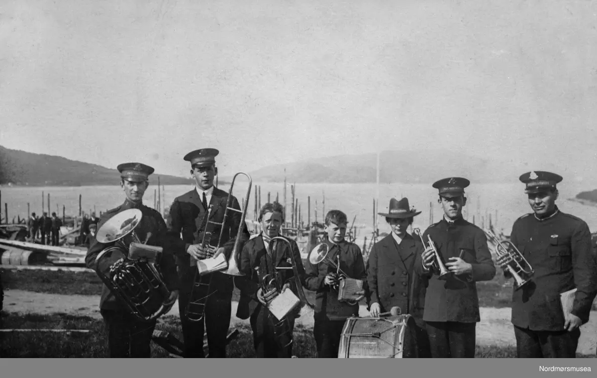 Frelsesarmeens Hornmusikk på utposttur til Engjan ca. 1920. Fra venstre Arnold Næss, Jan Schnell, Einar Olsen, Ole Istad, Hanna Eikrem, Ottar Schnell og leder Carl Hagen. Fra Nordmøre museums fotosamlinger