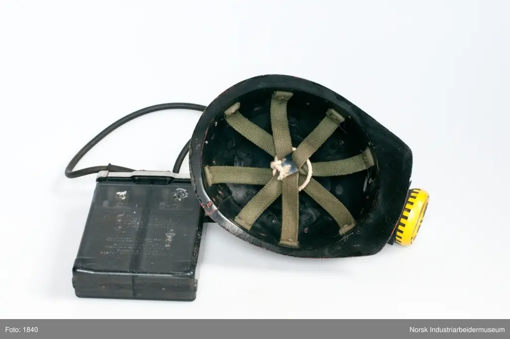 Vernehjelm med hodelykt og akkumulatorbatteri. Batteri og hodelykt er noe forbedret i forhold til 1950-utførelsen.