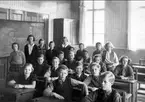 Karlsborg, Vätterskolan år 1938, klass 5. Lärarinna Karin Kjellsson. Eleverna är födda år 1926. Namnlista se bilaga till 53165. Förstoring 36 x 50 cm. Neg finns.