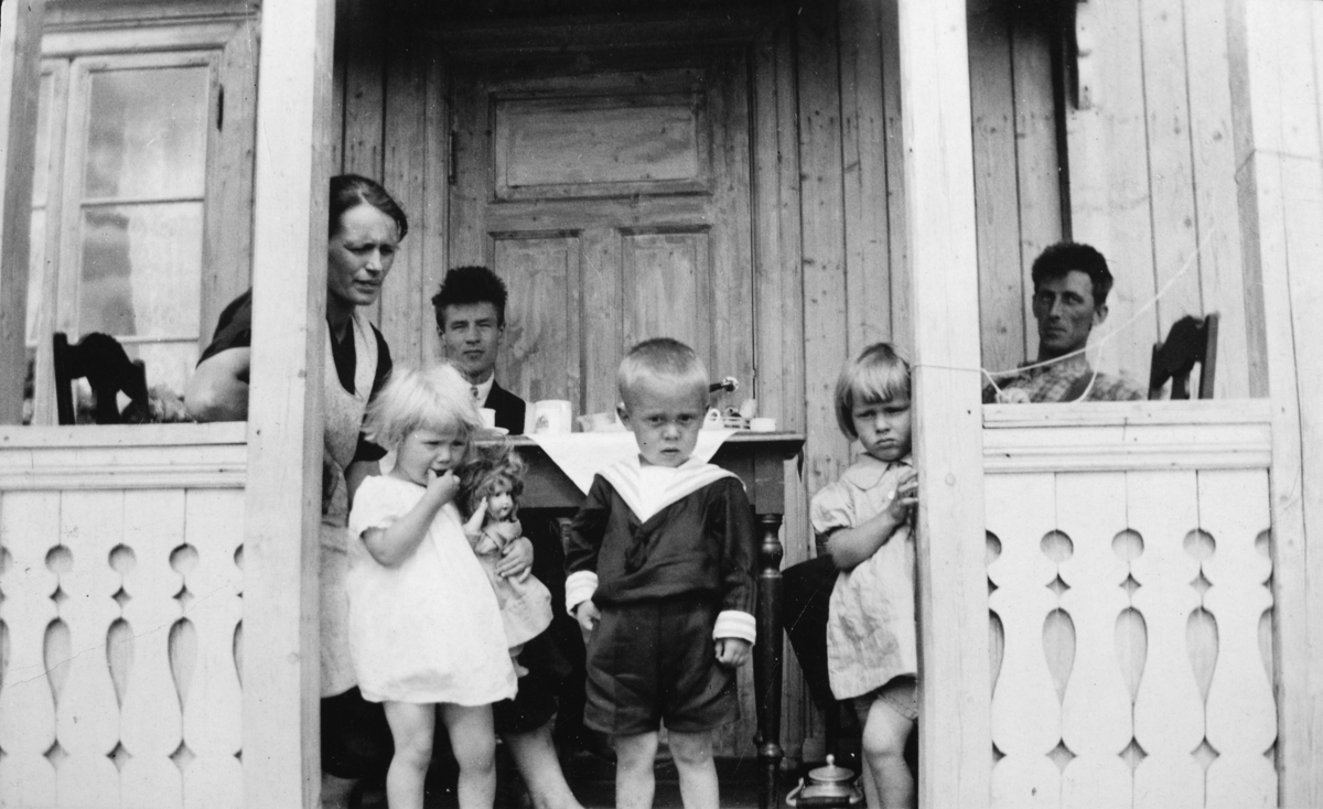 Kaffeselskap på verandaen i Vesterengen i 1933-34. Fv: Berit Granli, hennes bror Ingvar Kløvstad, barna Jenny, Leif og Aslaug. Th: Martin Granli.