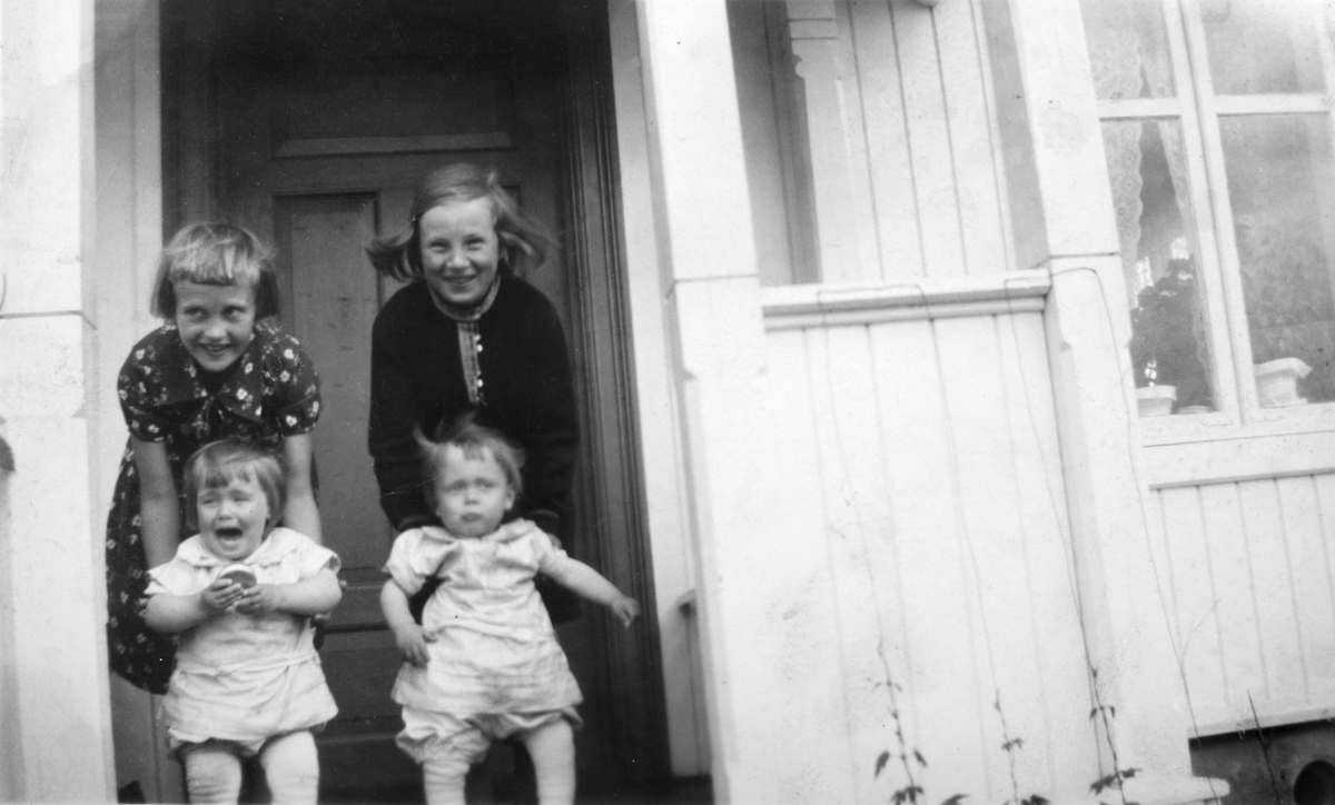 Fra Nedpåbakken av Hommelstad der Berit og Martin Granli bodde i 1931-32. Ingeborg og Bergljot Granli passer søskenbarna sine, tvillingene Leif og Aslaug Granli.
