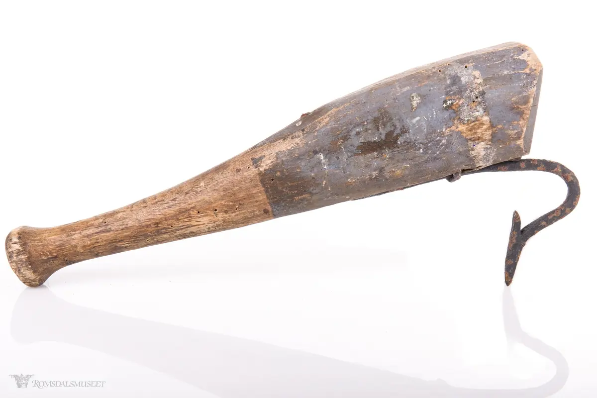 Klepp med solid skaft og krok. Øverste del av skaftet er blått, nederste er trehvit. Årstallet 1882 er malt inn på kleppen.