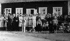 Vikaskogarnas missionsförsamling, samling vid missionshuset omkr år 1946. Förstoring 27 x 39 cm.