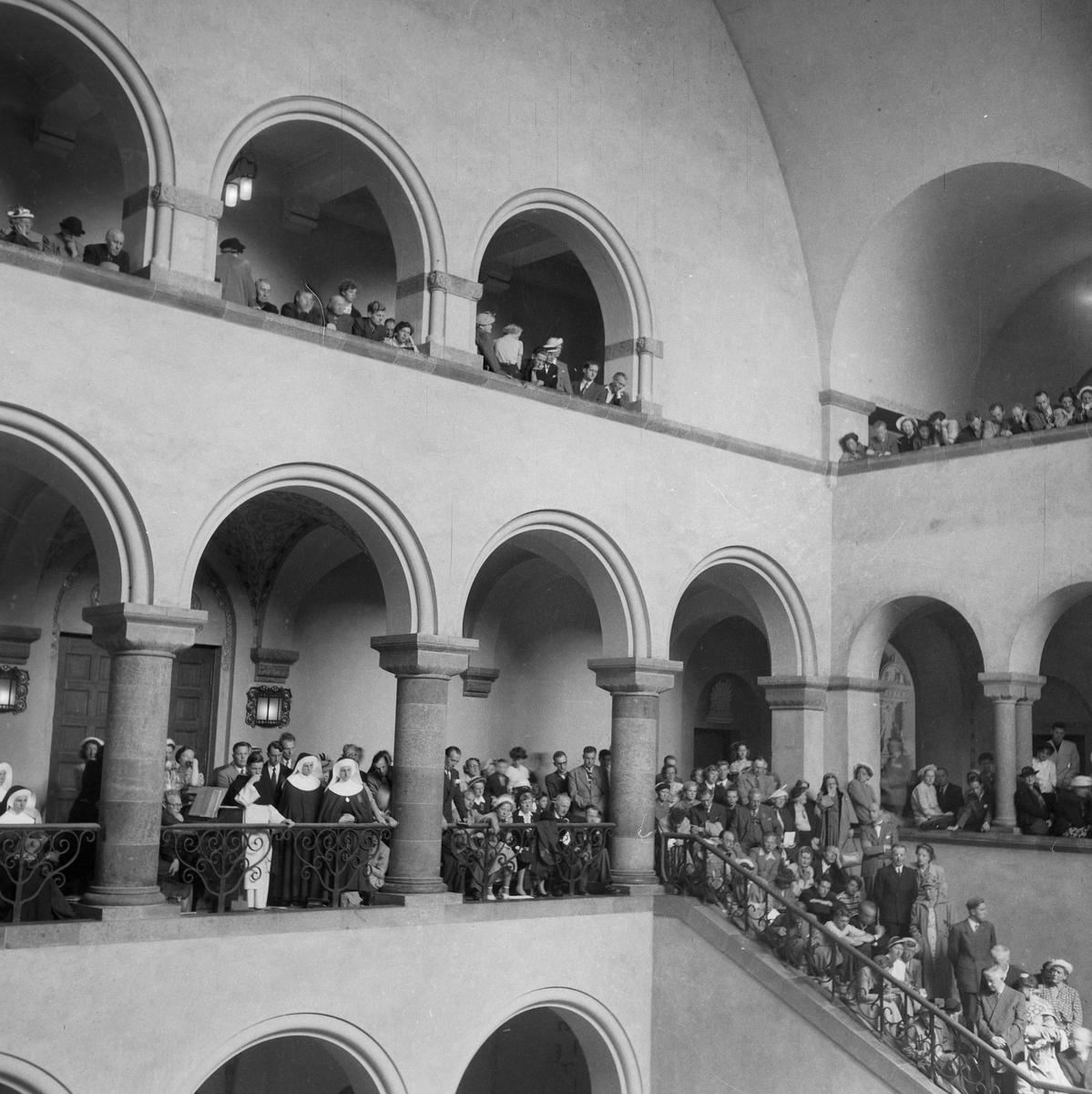 Kirkejubileet 1953. Katolsk gudstjeneste i Norges Tekniske Høyskoles aula