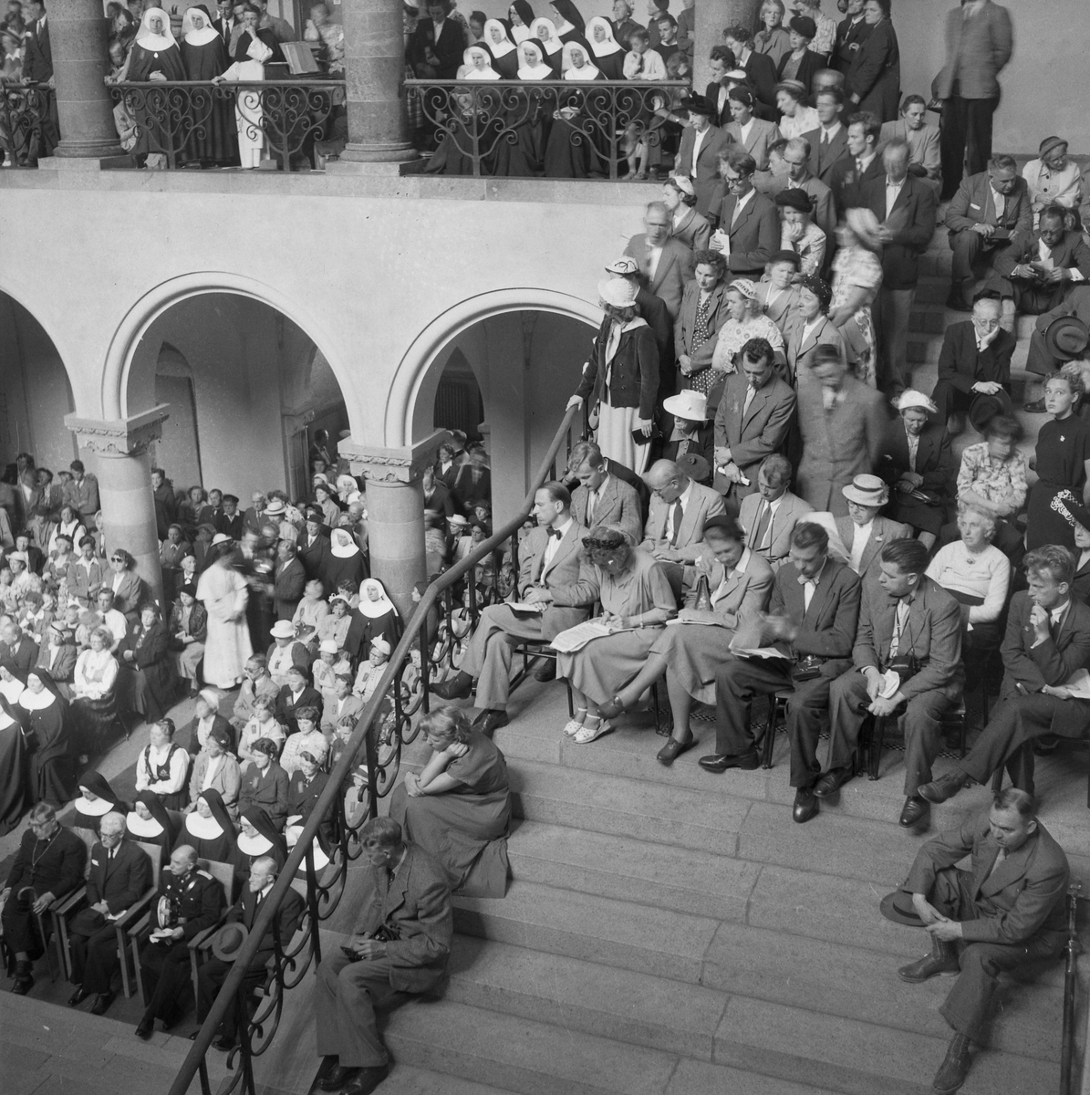 Kirkejubileet 1953. Katolsk gudstjeneste i Norges Tekniske Høyskoles aula