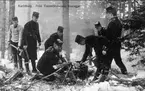 Infanterivolentärskolan i Karlsborg åren 1897 - 1898. Fältövning (matlagning). Vykort. Neg finns.