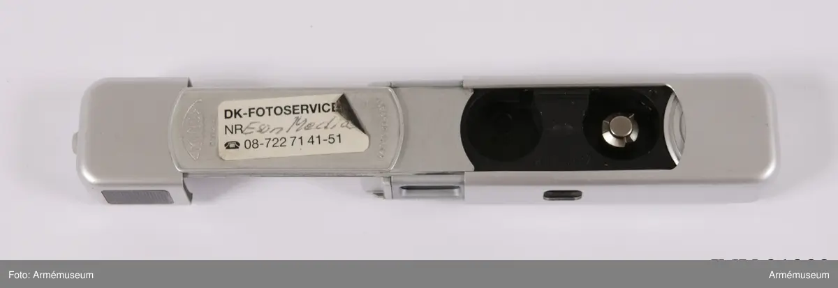 Kamera Minox B Typ 10200 med inbyggd exponeringsmätare
Avståndskedja
Fodral
Film 8 x 11 mm

Kameran innehåller ej någon film vilket kontrollerades 2017-08-10 men däremot finns en separat filmkassett som ej är exponerad och alltså inte använd. Fuji Foto Center på Nybrogatan 34 anlitades.
