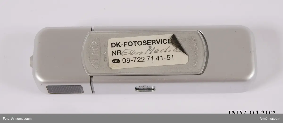 Kamera Minox B Typ 10200 med inbyggd exponeringsmätare
Avståndskedja
Fodral
Film 8 x 11 mm

Kameran innehåller ej någon film vilket kontrollerades 2017-08-10 men däremot finns en separat filmkassett som ej är exponerad och alltså inte använd. Fuji Foto Center på Nybrogatan 34 anlitades.