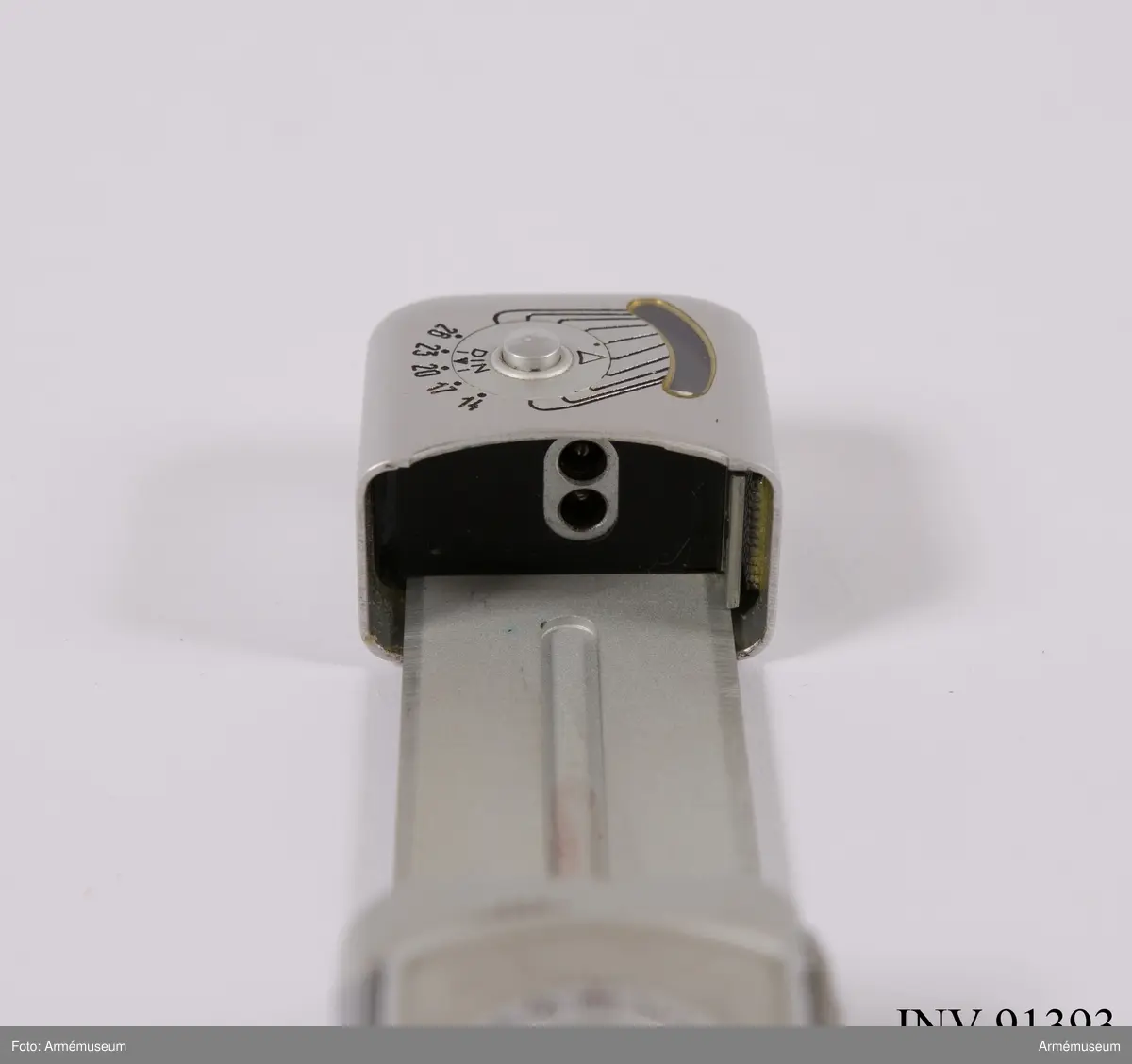 Kamera Minox B Typ 10200 med inbyggd exponeringsmätare
Avståndskedja
Fodral
Film 8 x 11 mm

Kameran innehåller ej någon film vilket kontrollerades 2017-08-10 men däremot finns en separat filmkassett som ej är exponerad och alltså inte använd. Fuji Foto Center på Nybrogatan 34 anlitades.