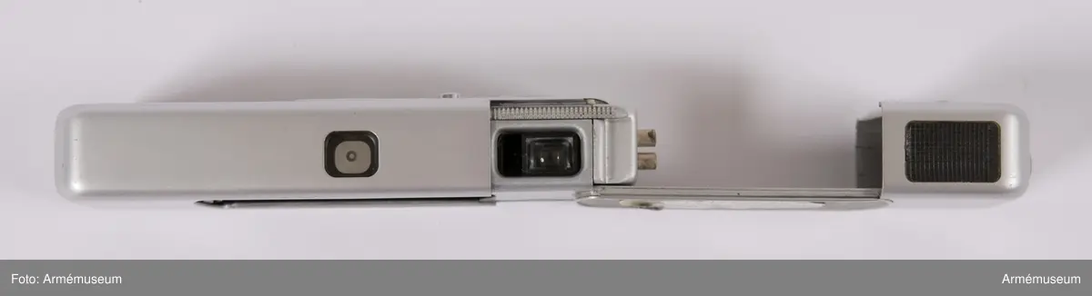 Kamera Minox B Typ 10200 med inbyggd exponeringsmätare
Avståndskedja
Fodral
Film 8 x 11 mm

Kameran innehåller ej någon film vilket kontrollerades 2017-08-10 men däremot finns en separat filmkassett som ej är exponerad och alltså inte använd. Fuji Foto Center på Nybrogatan 34 anlitades.