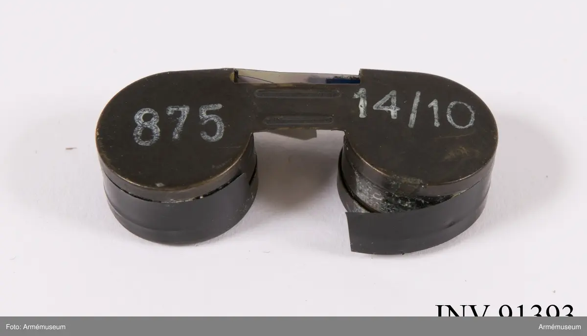 Kamera Minox B Typ 10200 med inbyggd exponeringsmätare
Avståndskedja
Fodral
Film 8 x 11 mm

Kameran innehåller ej någon film vilket kontrollerades 2017-08-10 men däremot finns en separat filmkassett som ej är exponerad och alltså inte använd. Fuji Foto Center på Nybrogatan 34 anlitades.