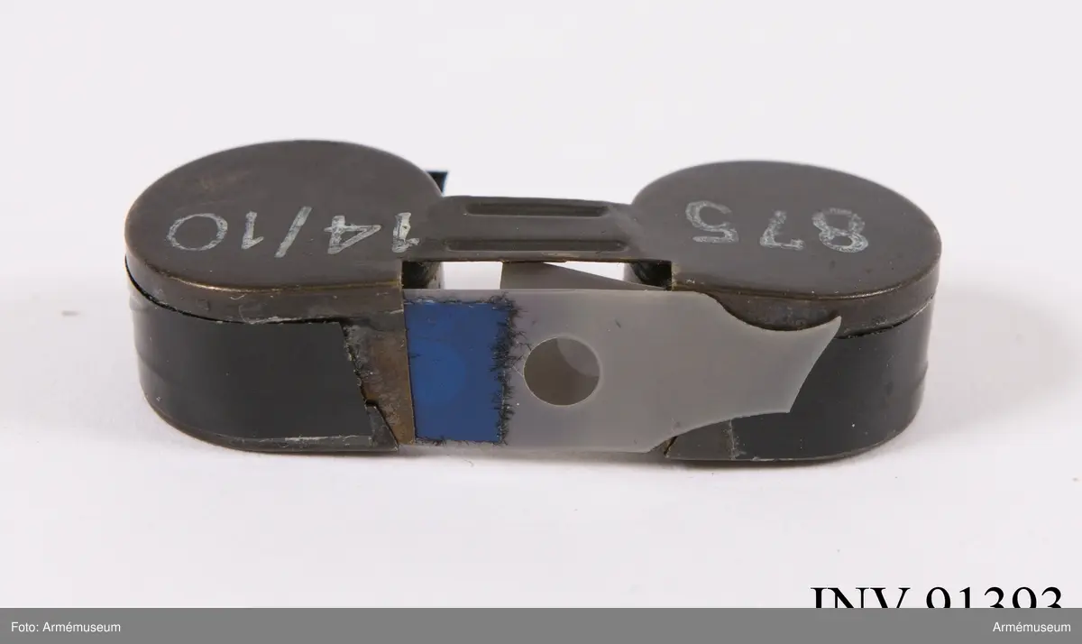 Kamera Minox B Typ 10200 med inbyggd exponeringsmätare
Avståndskedja
Fodral
Film 8 x 11 mm

Kameran innehåller ej någon film vilket kontrollerades 2017-08-10 men däremot finns en separat filmkassett som ej är exponerad och alltså inte använd. Fuji Foto Center på Nybrogatan 34 anlitades.