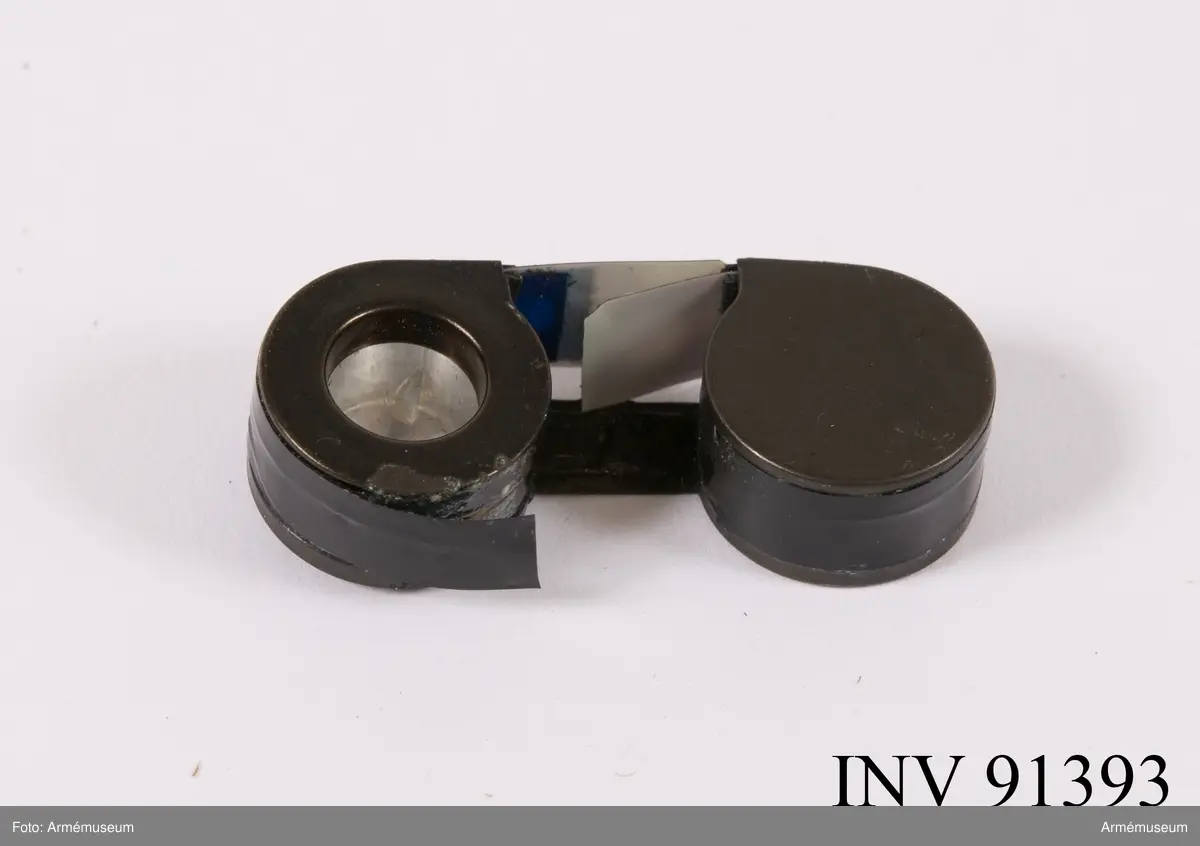 Kamera Minox B Typ 10200 med inbyggd exponeringsmätare
Avståndskedja
Fodral
Film 8 x 11 mm

Kameran innehåller ej någon film vilket kontrollerades 2017-08-10 men däremot finns en separat filmkassett som ej är exponerad och alltså inte använd. Fuji Foto Center på Nybrogatan 34 anlitades.
