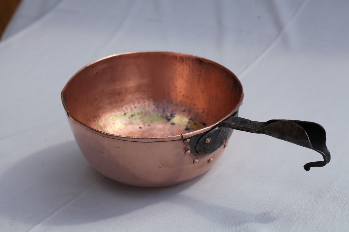 Bolleformet kupe med rund bunn, Jernhåndtak av flattjern, kantene er bøyd og ender i et håndtak som har krok til å henge kupa i. Øsen rommer 2 3/4 liter
håndtaket er festet med 3 nagler, men har blitt skadet og er blitt reparert med en kobberplate i festet. Bunnen er loddet fast med slaglodd.